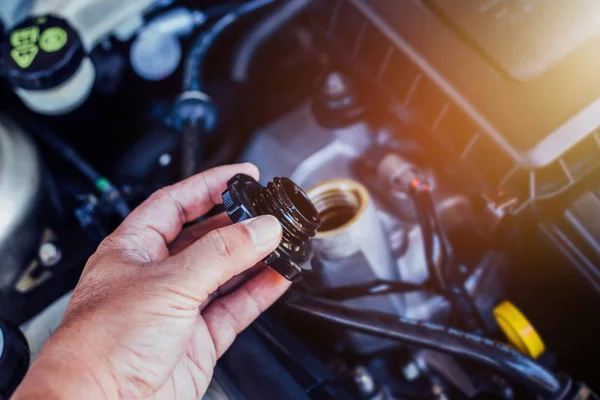 Close Auto Mãos Mecânicas Segurando Tanque Óleo Motor Cap Verificar — Fotografia de Stock