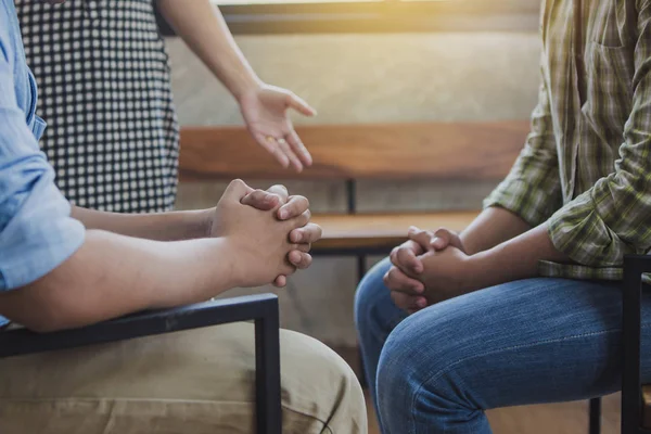 Dos Cristianos Están Rezando Por Jóvenes Amigos Sala Oración Iglesia — Foto de Stock