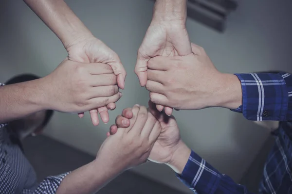 Tres Personas Que Tienen Las Manos Unas Otras Interior Para — Foto de Stock