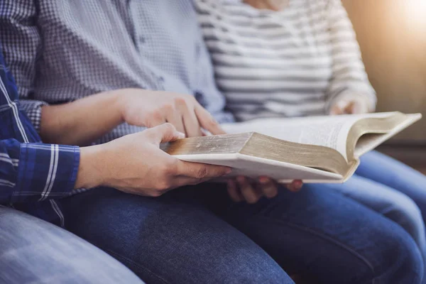 Zbliżenie Grupy Chrześcijańskiej Czytają Studiują Biblię Razem Szkółce Niedzielnej — Zdjęcie stockowe