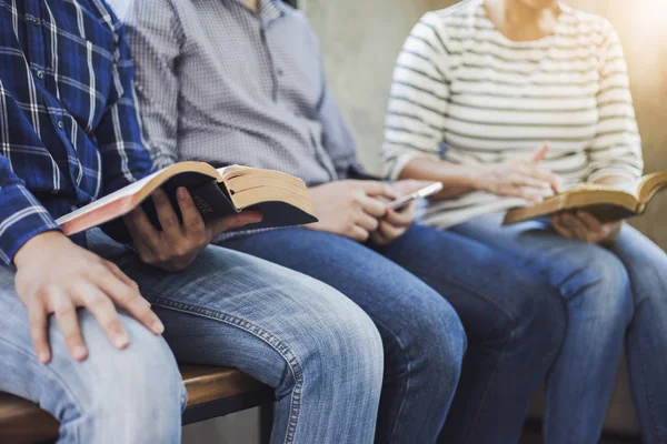 Närbild Den Kristna Gruppen Läser Och Studerar Bibeln Tillsammans Söndagsskolans — Stockfoto