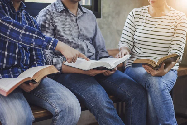 Närbild Den Kristna Gruppen Läser Och Studerar Bibeln Tillsammans Söndagsskolans — Stockfoto