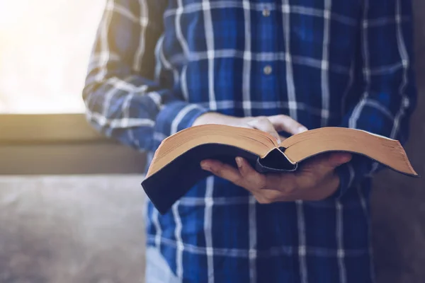 Hombre Sostiene Lee Libro Biblias Sobre Pared Hormigón Con Luz — Foto de Stock