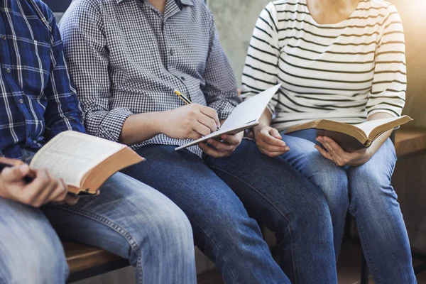 Close Del Gruppo Cristiano Stanno Leggendo Studiando Bibbia Insieme Aula — Foto Stock