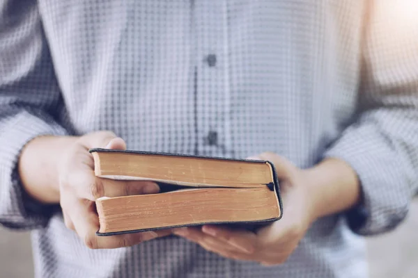 Zblízka Mužské Ruce Drží Svatou Bibli — Stock fotografie