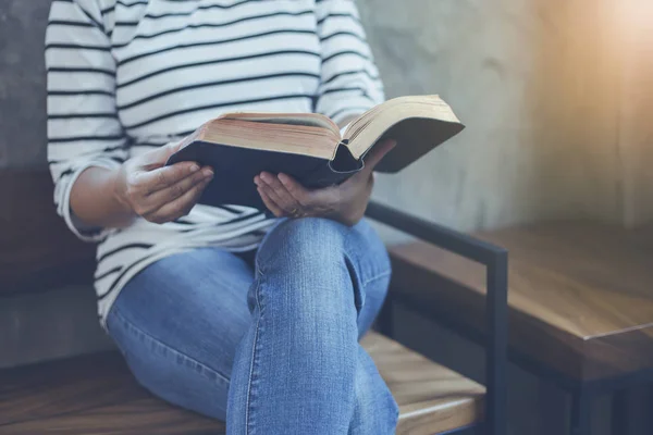 Kvinna Händer Hålla Heliga Och Läsa Bibeln Medan Sitter Avslappnad — Stockfoto