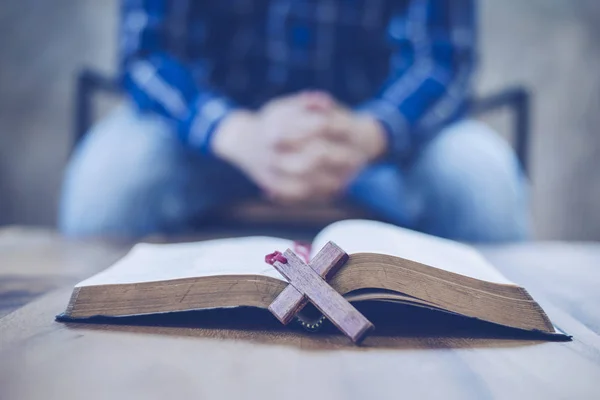 Madera Cruza Sobre Biblia Abierta Con Sombra Hombre Orando Fondo — Foto de Stock