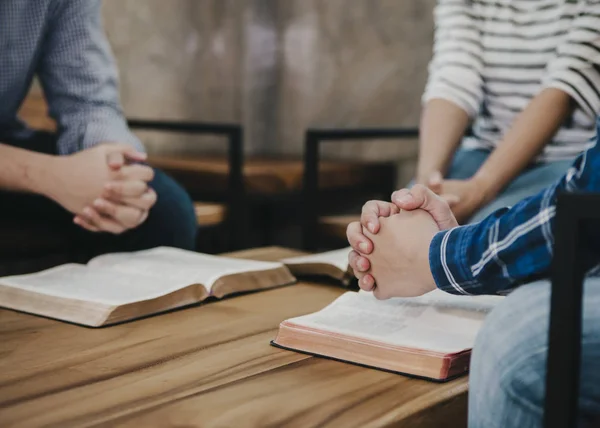Keresztény Kis Csoport Imádkoznak Együtt Körül Egy Asztal Elmosódott Nyitott — Stock Fotó