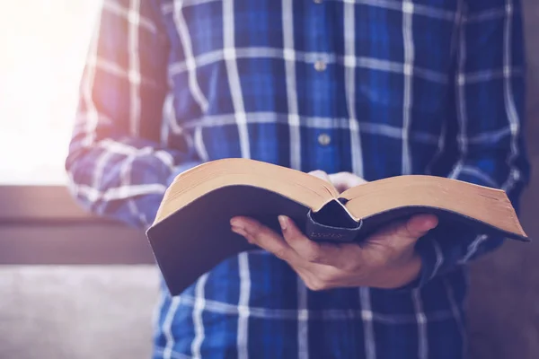 Uomo Tiene Legge Libro Biblico Muro Cemento Con Luce Della — Foto Stock