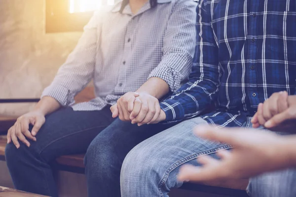 Amici Cristiani Che Tengono Mano Pregano Insieme Attorno Tavolo Legno — Foto Stock