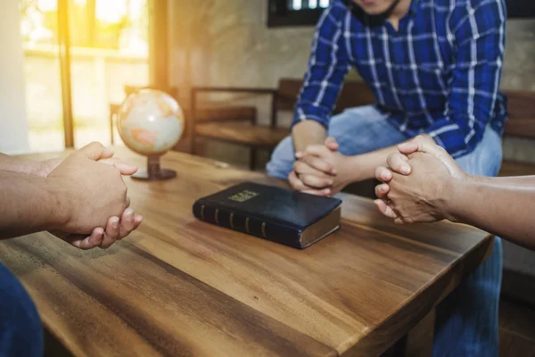 Amigos Cristianos Rezan Juntos Alrededor Mesa Madera Con Una Biblia — Foto de Stock