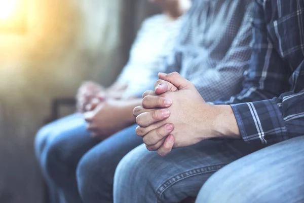 Primo Piano Delle Mani Dell Uomo Prega Con Gruppo Cristiano — Foto Stock
