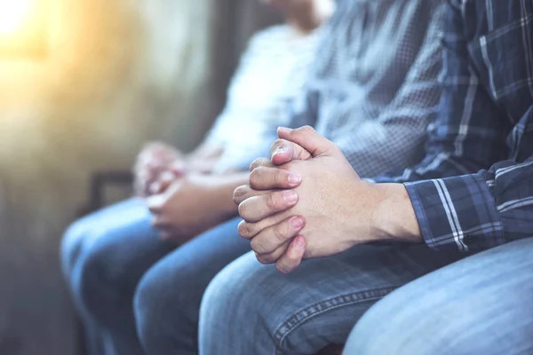 Close Van Man Handen Bidt Met Een Christelijke Groep Kamer — Stockfoto