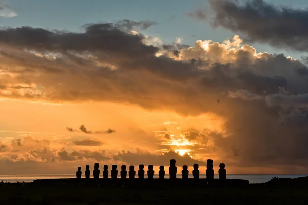 Estatuas de Moai en Isla de Pascua — Foto de Stock