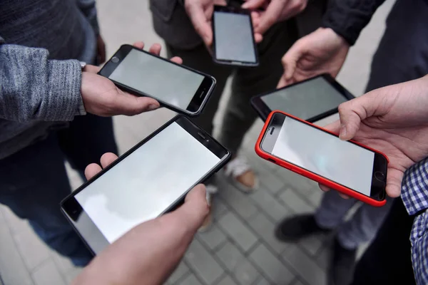 Imagen Primer Plano Los Hombres Jóvenes Manos Grupo Utilizando Teléfono —  Fotos de Stock