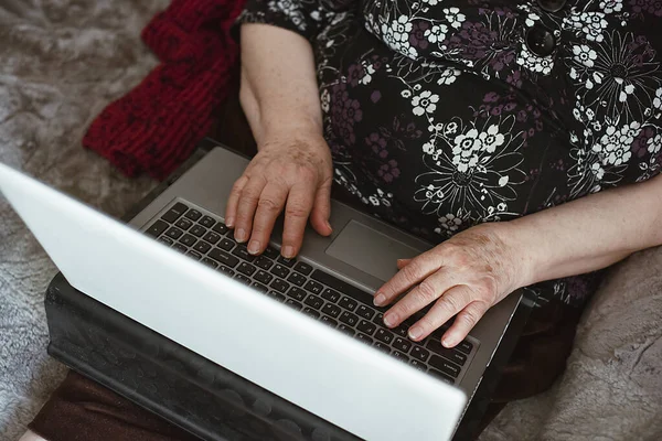 Vackra Händer Gammal Kvinna Gubbens Händer Med Rynkor Laptop Arbete — Stockfoto