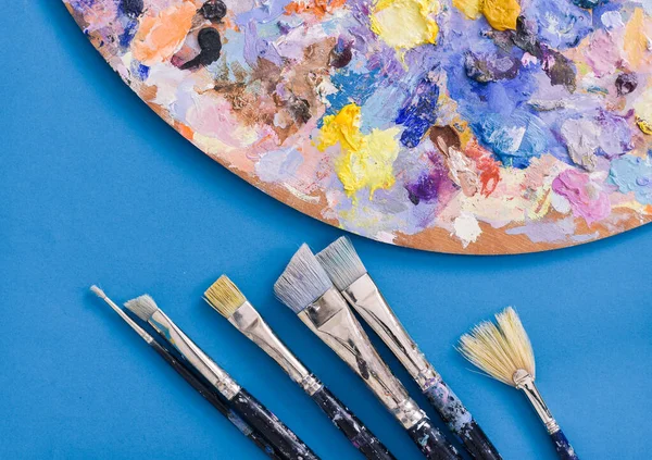 Different Old Artist Brushes Oil Paints Wooden Palette Colorful Bright — Stock Photo, Image