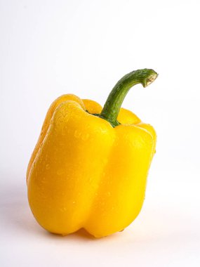 Beyaz arka planda tatlı sarı biber. Sağlıklı yemek.