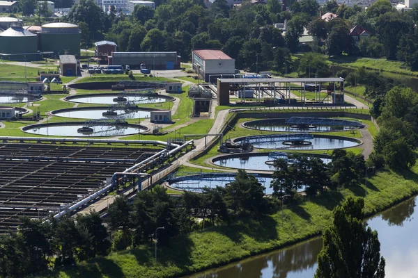 Vue aérienne des réservoirs de stockage dans l'usine de traitement des eaux usées — Photo