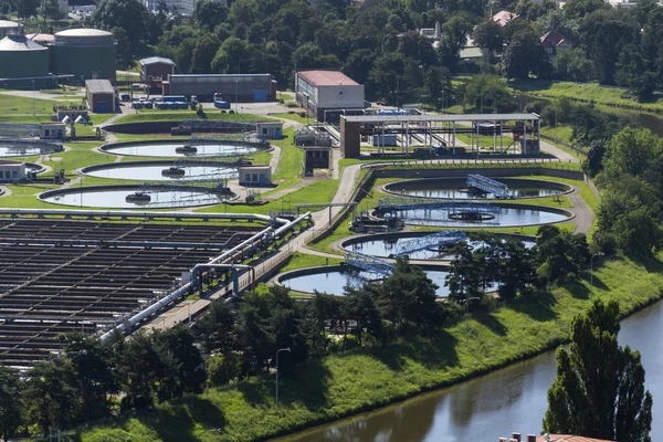 Vue aérienne des réservoirs de stockage dans l'usine de traitement des eaux usées — Photo