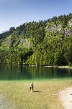 Dağ gölü Vorderer Langbathsee Salzkammergut, Upper Austria içinde