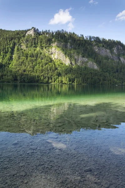 Mountain lake Vorderer Langbathsee in Salzkammergut, Opper-Oostenrijk — Stockfoto