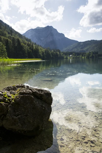 Lago de montaña Vorderer Langbathsee en Salzkammergut, Alta Austria — Foto de Stock