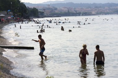 İnsanlar üzerinde 30 Temmuz 2016 Desenzano del Garda, İtalya için kumsalda güneşlenmek.