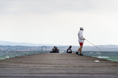 İnsanlar üzerinde Lago di Garda Sirmione, İtalya için 31 Temmuz 2016 üzerinde ahşap iskele üzerinde.