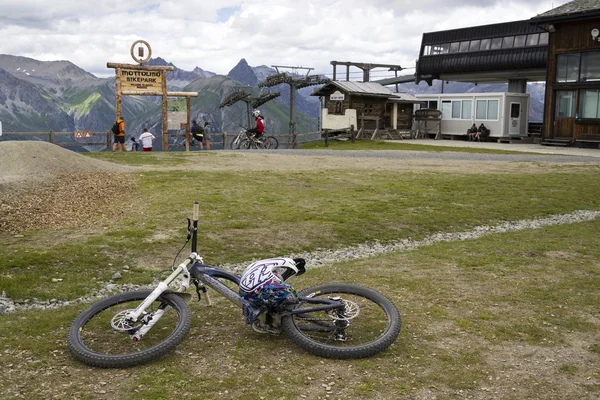 山骑自行车的人准备在 2016 年 8 月 3 日在意大利利维尼奥的 Mottolino bikepark. — 图库照片