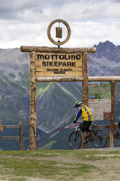 山骑自行车的人准备在 2016 年 8 月 3 日在意大利利维尼奥的 Mottolino bikepark. — 图库照片