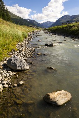 Spol Nehri ile kilise Santa Maria Livigno, İtalya