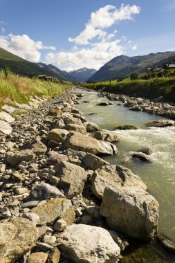 Spol Nehri ile kilise Santa Maria Livigno, İtalya
