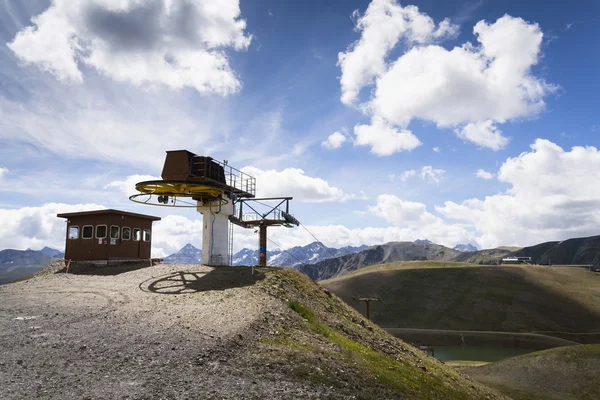 展位上索道在阿尔卑斯山，意大利利维尼奥 — 图库照片