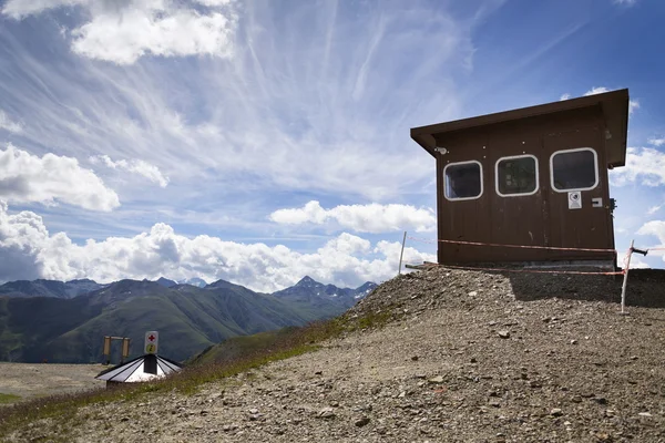 展位上索道在阿尔卑斯山，意大利利维尼奥 — 图库照片