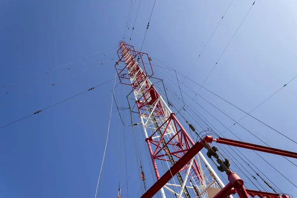 Hommes peignant la plus haute tour d'émetteur de radio de construction tchèque Liblice — Photo