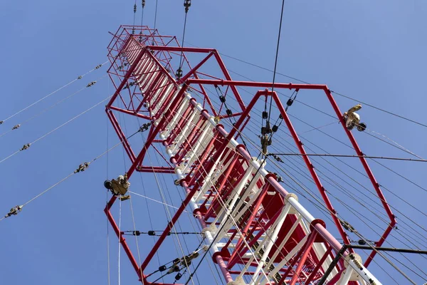 Uomini che dipingono la più alta torre di trasmissione radio ceca Liblice — Foto Stock