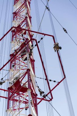 En yüksek çek inşaat radyo vericisi boyama erkekler Liblice kule 