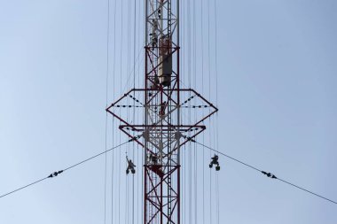 En yüksek çek inşaat radyo vericisi boyama erkekler Liblice kule 