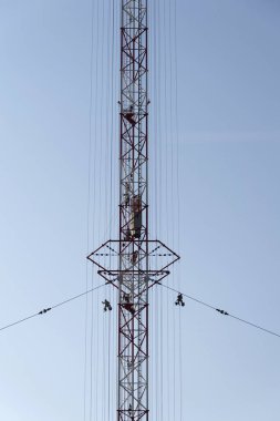 En yüksek çek inşaat radyo vericisi boyama erkekler Liblice kule 