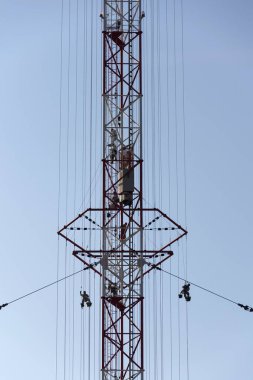 En yüksek çek inşaat radyo vericisi boyama erkekler Liblice kule 