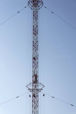 En yüksek çek inşaat radyo vericisi boyama erkekler Liblice kule 