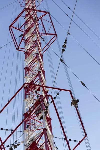 Hommes peignant la plus haute tour d'émetteur de radio de construction tchèque Liblice — Photo