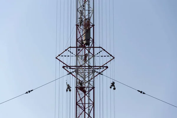 Hommes peignant la plus haute tour d'émetteur de radio de construction tchèque Liblice — Photo