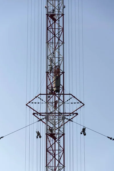 Hommes peignant la plus haute tour d'émetteur de radio de construction tchèque Liblice — Photo