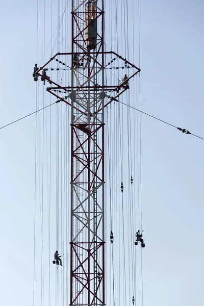 Men painting the highest Czech construction radio transmitter tower Liblice — Stock Photo, Image