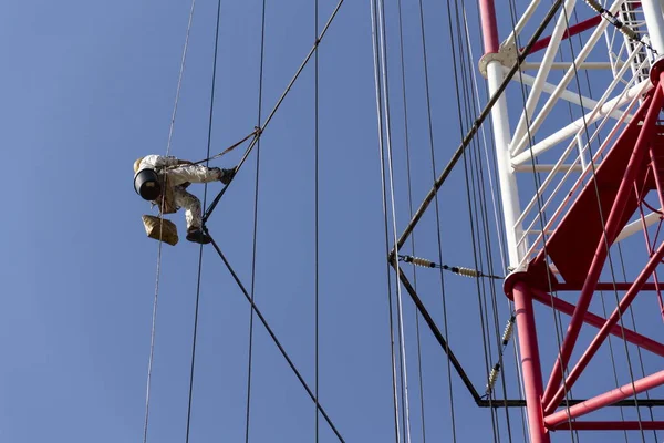 Men painting the highest Czech construction radio transmitter tower Liblice — Stock Photo, Image