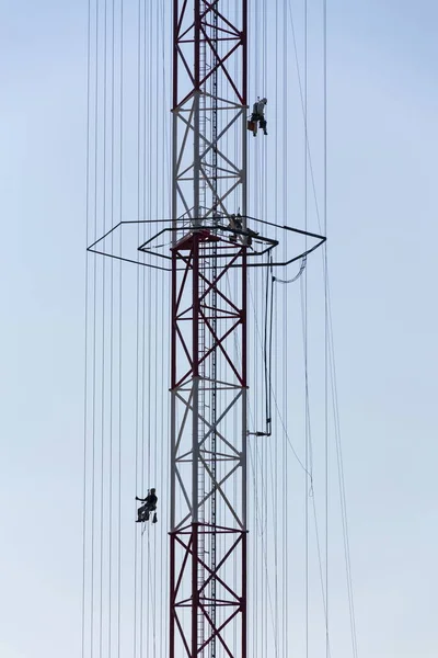 Men painting the highest Czech construction radio transmitter tower Liblice — Stock Photo, Image