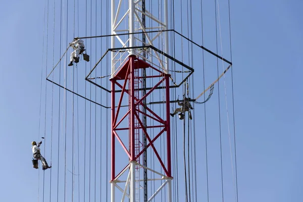 Men painting the highest Czech construction radio transmitter tower Liblice — Stock Photo, Image