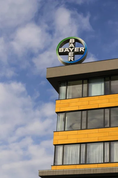 Logotipo de la compañía farmacéutica Bayer en el edificio de la sede central checa el 7 de noviembre de 2016 en Praga, República Checa . — Foto de Stock